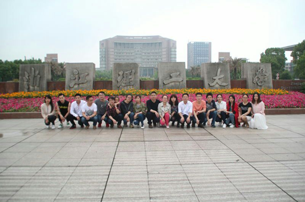 南大门合影_副本.jpg